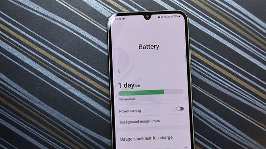 Samsung Galaxy A34 Battery: ఈ ఫోన్ లో 5000 ఎంఏహెచ్ బ్యాటరీ ఉంది. 25 వాట్ చార్జింగ్ ఫెసిలిటీ తో సుమారు గంటన్నరలో జీరో నుంచి 100% చార్జింగ్ చేసుకోవచ్చు.&nbsp;