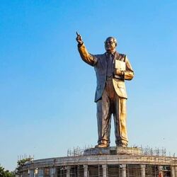 <p>ఈ కార్యక్రమానికి అంబేద్కర్ మనుమడు &nbsp; ప్రకాష్ అంబేద్కర్ ప్రత్యేక అతిధిగా హాజరవుతారు. ఈ విగ్రహ స్థాపనకు ఏప్రిల్ 14 , 2016 లో శంకు స్థాపన చేశారు. &nbsp;125 అడుగుల ఎత్తయిన అంబేద్కర్ విగ్రహం. భూమి నుండి 175 అడుగుల ఎత్తు. పీఠం ఎత్తు &nbsp; 50 అడుగులుగా ఉంది.</p>