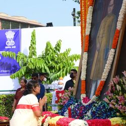 <p>పార్లమెంట్ ప్రాంగణంలో డాక్టర్ బీఆర్ అంబేద్కర్ కు ప్రణామం చేస్తున్న రాష్ట్రపతి ద్రౌపది ముర్ము</p>