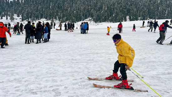 Skiing in Gulmarg: జమ్మూకశ్మీర్ లోని గుల్మర్గ్ లో స్కీయింగ్ ఒక జీవిత కాల అనుభవం. అనుభవం ఉన్నవారే కాకుండా కొత్తవారు కూడా ఇక్కడ మంచులో స్కీయింగ్ ట్రై చేయొచ్చు.&nbsp;