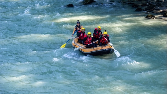 Whitewater Rafting in Rishikesh: వాటర్ రాఫ్టింగ్ కి రిషికేష్ బెస్ట్ ప్లేస్. రిషికేష్ ను రాఫ్టింగ్ కేపిటల్ ఆఫ్ ఇండియా అని కూడా అంటారు. కొత్త వారు కూడా ఇక్కడ రాఫ్టింగ్ ట్రై చేయొచ్చు.