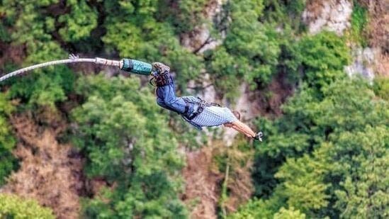 Bungee Jumping in Rishikesh: రిషి కేష్ లో బంజీ జంప్. ఇక్కడ 83 మీటర్ల ఎత్తు నుంచి బంజీ జంప్ చేయవచ్చు.&nbsp;