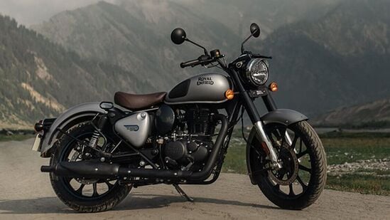 Royal Enfield Classic 350. రాయల్ ఎన్ ఫీల్డ్ నుంచి వచ్చిన టెస్టెడ్ అండ్ ట్రస్టెడ్ బైక్ క్లాసిక్ 350. ఈ రాయల్ లుక్ బైక్ ఎక్స్ షో రూమ్ ధర రూ. &nbsp;1,91,486, ఇందులో డ్యయల్ చానెల్ ఏబీఎస్ ఉన్న హై ఎండ్ మోడల్ ఎక్స్ షో రూమ్ ధర రూ. 2,19,935.