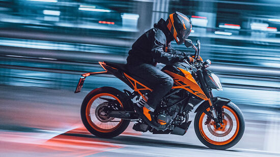 The KTM 200 Duke: కేటీఎం 200 డ్యూక్ లేటెస్ట్ మోడల్ బైక్. దీని ఎక్స్ షో రూమ్ ధర రూ. 1.92 లక్షలు. ఇది రెండు రంగులలో లభిస్తుంది. ఈ బైక్ లో 199.5 సీసీ, బీఎస్ 6 ఇంజిన్ ను అమర్చారు.