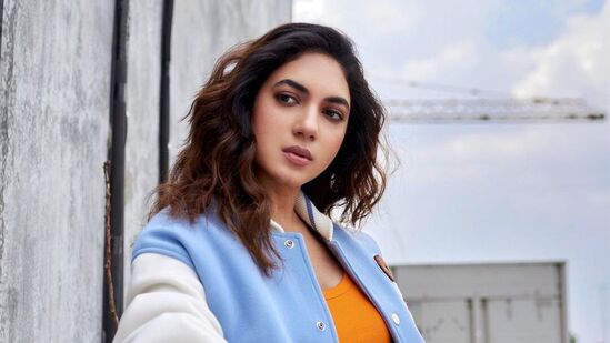 శుక్ర‌వారం డెనిమ్ టోన్‌డ్ జీన్స్‌, స్పోర్ట్స్ జాకెట్ ధ‌రించి మోడ్ర‌న్ లుక్‌లో రీతూవ‌ర్మ మెరిసింది.