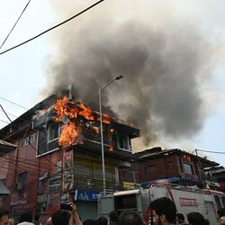 <p>Srinagar: ఈ భవనంలో ఉన్న ఓ రెస్టారెంట్‍ కిచెన్‍లో మంటలు ప్రారంభమై, చుట్టు పక్కల భవనాలకు వ్యాపించాయి.&nbsp;</p>