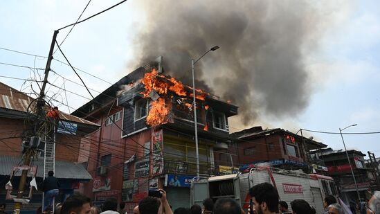 Srinagar: ఈ భవనంలో ఉన్న ఓ రెస్టారెంట్‍ కిచెన్‍లో మంటలు ప్రారంభమై, చుట్టు పక్కల భవనాలకు వ్యాపించాయి.&nbsp;