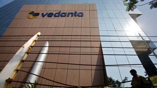 Vedanta - మెటల్, మైనింగ్ సెగ్మెంట్ కు సంబంధించిన కంపెనీ. గత 12 నెలల్లో అంటే, 2022-23 ఆర్థిక సంవత్సరంలో ఒక్కో ఈక్విటీ షేర్ పై &nbsp;రూ. 101.5 ల డివిడెండ్ ను మదుపర్లకు అందించింది.&nbsp;