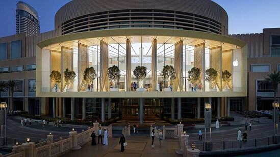 Apple Store Dubai Mall, Dubai | దుబాయిలో సరిగ్గా దుబాయి ఫౌంటైన్ కు ఎదురుగా 2017 లో ఈ స్టోర్ ను యాపిల్ ప్రారంభించింది.