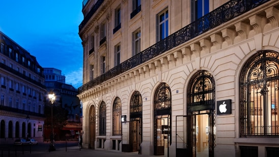 Apple Opéra Store, Paris, France | &nbsp;ఫ్రాన్స్ లోని పారిస్ లో ప్రముఖ పారిస్ ఒపెరా కు సమీపంలో ఈ స్టోర్ ను యాపిల్ ప్రారంభించింది.