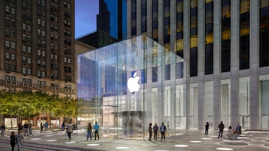 Apple Fifth Avenue, New York, US | న్యూయార్క్ సిటీలో మొత్తం 8 యాపిల్ స్టోర్స్ ఉన్నాయి. వాటిలో ఇది ఒకటి. ఇక్కడ ఎంట్రన్స్ లో ఆకర్షణీయమైన 32 అడుగుల సెల్ఫ్ సపోర్టింగ్ గ్లాస్ క్యూబ్ &nbsp;ఉంది.