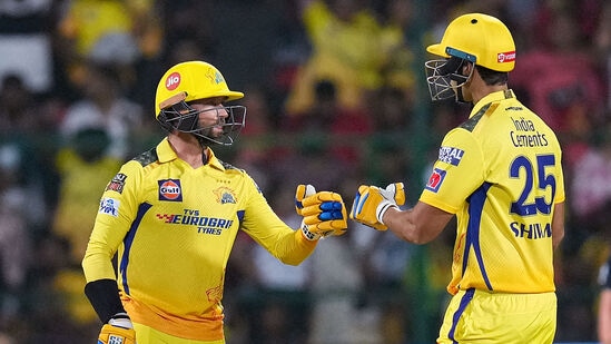 RCB vs CSK Records: ఆర్సీబీపై ఐపీఎల్లో సీఎస్కేకు ఇదే అత్యధిక స్కోరు. అటు ఆర్సీబీ కూడా సీఎస్కేపై తన అత్యధిక స్కోరు 218ని ఇదే మ్యాచ్ లో చేయడం విశేషం.