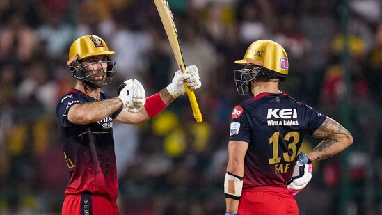 RCB vs CSK Records: ఈ మ్యాచ్ లో మొత్తంగా 33 సిక్స్ లు నమోదయ్యాయి. ఒక ఐపీఎల్ మ్యాచ్ లో నమోదైన అత్యధిక సిక్స్ ల రికార్డును సమం చేసింది. గతంలో 2018లో ఇదే టీమ్స్ మధ్య జరిగిన మ్యాచ్ తో పాటు 2020లో సీఎస్కే, రాజస్థాన్ మ్యాచ్ లోనూ 33 సిక్స్ లు నమోదయ్యాయి.