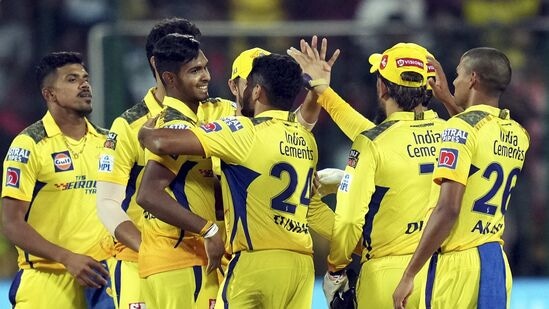 RCB vs CSK Records: ఈ మ్యాచ్ లో సీఎస్కే చేసిన స్కోరు (226) వాళ్లకు ఐపీఎల్లో మూడో అత్యధికం. ఆ టీమ్ 2010లో రాజస్థాన్ రాయల్స్ పై 246, 2008లో కింగ్స్ ఎలెవన్ పంజాబ్ పై 240 రన్స్ చేసింది.