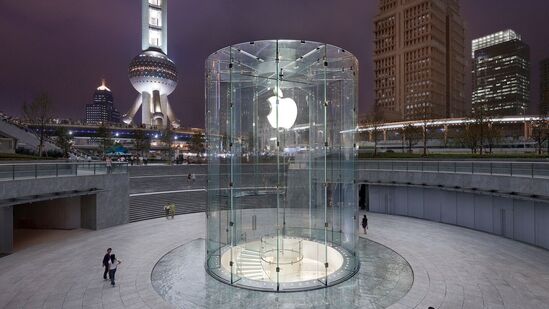 Apple Store, Shanghai, China | చైనా ఆర్థిక రాజధాని షాంఘై లోని యాపిల్ రిటైల్ స్టోర్. ఫొటోలో కనిపిస్తున్న సిలిండర్ ఆకారంలోని గ్లాస్ స్ట్రక్చర్ కింది భాగంలో యాపిల్ స్టోర్ ఉంటుంది.&nbsp;