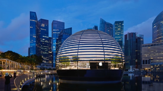 Apple Marina Bay Sands, Singapore |సింగపూర్ లో మెరీనా బే పై నెలకొల్పిన యాపిల్ స్టోర్. గ్లాస్ డోమ్ స్ట్రక్చర్ తో ఆకర్షణీయంగా ఉంటుంది.&nbsp;