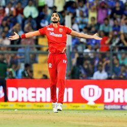 <p>IPL Stumps Price: ఐపీఎల్లో ముంబై ఇండియన్స్ తో జరిగిన మ్యాచ్ లో అర్ష్‌దీప్ సింగ్ సంచలన బౌలింగ్ తో అదరగొట్టిన సంగతి తెలుసు కదా. ఆ మ్యాచ్ చివరి ఓవర్లో ఇద్దరు ముంబై బ్యాటర్లను అతడు క్లీన్ బౌల్డ్ చేశాడు. ఆ రెండు సందర్భాల్లోనూ మిడిల్ స్టంప్ విరిగిపోయింది.</p>