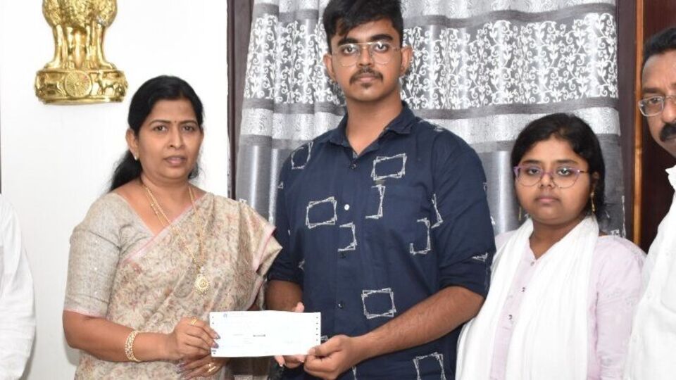 AP CMRF: కోవిడ్‌తో తల్లిదండ్రుల్ని కోల్పోయిన చిన్నారులకు పదిలక్షల