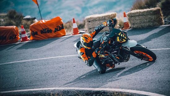 KTM 890 SMT: ఇందులో 890 సీసీ పారెలల్ ట్విన్ ఇంజిన్ ఉంది. దీని పవర్ ఔట్ పుట్ 8000 ఆర్పీఎం వద్ద 105 హెచ్ పీ. ఇది 6 స్పీడ్ యూనిట్. ఈ బైక్ ఎయిర్ బాక్స్ ను మోడిఫై చేశారు.&nbsp;