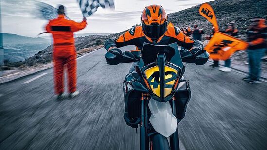 KTM 890 SMT కేటీఎం నుంచి వచ్చిన రెండో ఎస్ఎంటీ మోడల్ ఇది. 2009లో 990 ఎస్ఎంటీ వచ్చింది. దాన్ని 2013లో డిస్కంటిన్యూ చేశారు.&nbsp;