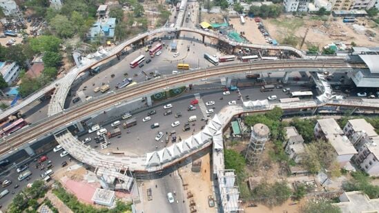 ఉప్పల్ చౌరస్తా వద్ద పాదచారుల రక్షణ కోసం నలువైపుల రోడ్డు దాటేందుకు వీలుగా ఆకాశ వంతెన &nbsp;స్కైవాక్(బోర్డ్ వాక్)ను ప్రజానీకానికి అందుబాటులోకి రానుంది. ఈ మేరకు హెచ్ఎండీఏ ఏర్పాట్లు చేస్తోంది. సుమారు రూ.25 కోట్ల వ్యయంతో రూపుదిద్దుకుంటున్న ఉప్పల్ స్కైవాక్ ప్రాజెక్టు పనులు చివరి దశకు చేరుకున్నాయి.&nbsp;