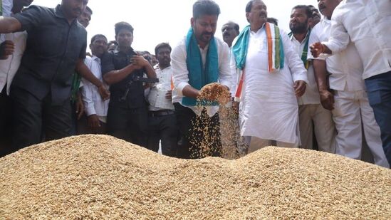 శాసనసభ్యులను క్షేత్ర స్థాయిలో అపర్యటనకు పంపాలని చెప్పారు రేవంత్ రెడ్డి. ఐఎఎస్ అధికారులను పంపి పంట నష్టాన్ని అంచనా వేయించాలని సూచించారు. రాష్ట్ర, కేంద్ర ప్రభుత్వ రైతు వ్యతిరేక విధానాలపై పోరాడతామని స్పష్టం చేశారు. ఇవాళ్టి నుంచి కాంగ్రెస్ నేతలు క్షేత్ర స్థాయిలో పర్యటించి పంట నష్టం పై నివేదికలు ఇస్తారని తెలిపారు. రైతులకు మనోధైర్యం కల్పిస్తామన్న రేవంత్ రెడ్డి... దయచేసి రైతులు ఆత్మహత్యలు చేసుకోవద్దని కోరారు. 6 నెలల్లో వచ్చే కాంగ్రెస్ ప్రభుత్వంలో రైతులకు న్యాయం చేస్తామని హామీనిచ్చారు.&nbsp;