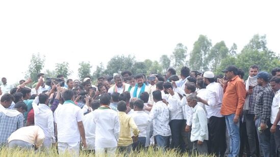ఉమ్మడి ఏపీలో కంటే తెలంగాణలోనే అత్యధికంగా రైతులు &nbsp;ఆత్మహత్య చేసుకున్నారని అన్నారు రేవంత్ రెడ్డి. తొమ్మిదేళ్లలో రైతులు ఏ ఒక్క రోజు కూడా సంతోషంగా లేరని ఆవేదన వ్యక్తం చేశారు. తెలంగాణ మోడల్ అంటే రైతుల ఆత్మహత్యలా? అని ప్రభుత్వాన్ని ప్రశ్నించారు.&nbsp;