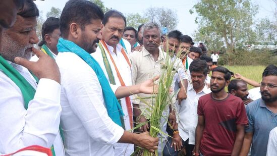 సీఎం కేసీఆర్ రైతు హంతకుడని అన్నారు రేవంత్ రెడ్డి. కాంగ్రెస్ అధికారంలో ఉన్నప్పుడు తడిసిన ధాన్యాన్ని కొనుగోలు చేసిందని గుర్తు చేశారు. వడగళ్ల వానతో రైతులు పూర్తిగా నష్టపోయారని... ఈ పరిసర ప్రాంతాల్లో వెయ్యి ఎకరాల్లో పంట నష్టం జరిగిందన్నారు. పంట నష్టం అంచనా వేసి.. ఎకరాకు 20వేలు నష్టపరిహారం ఇవ్వాలని డిమాండ్ చేశారు.&nbsp;