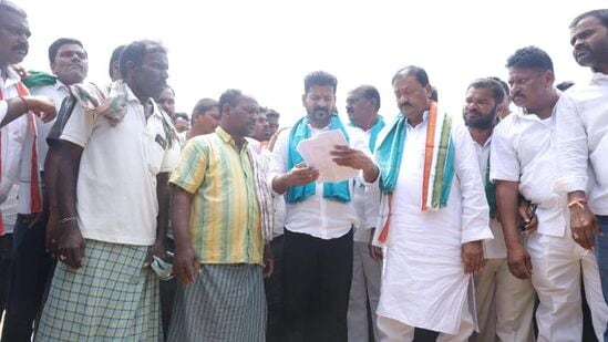 బాధ్యతాయుతంగా వ్యవహరించాల్సిన ప్రభుత్వం పూర్తిగా విఫలమైందన్నారు రేవంత్ రెడ్డి. ఈ నెపాన్ని కేసీఆర్ &nbsp;కేంద్రంపై నెట్టె ప్రయత్నం చేస్తున్నారని... కేంద్రం కొంటేనే కొంటామని అంటే.. ఇక రాష్ట్ర ప్రభుత్వం ఎందుకు? అని సూటిగా నిలదీశారు.&nbsp;&nbsp;