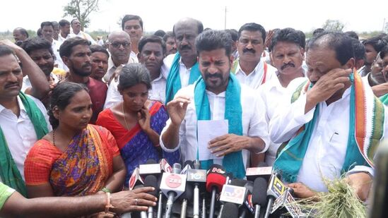 మామిడి తోటలకు ఎకరాకు 50వేలు నష్టపరిహారం అందించాలన్నారు రేవంత్ రెడ్డి. తడిసిన ధాన్యాన్ని కనీస మద్దతు ధరకు కొనాలన్న ఆయన... రైతుకు కావాల్సింది రైతు బీమా కాదు.. &nbsp;పంట బీమా అని చెప్పారు. పంట నష్టం పరిశీలించకుండా.. మంత్రులు, ఎమ్మెల్యేలు ఆత్మీయ సమ్మేళనాల పేరుతో దావత్ లు చేసుకుంటున్నారని దుయ్యబట్టారు.