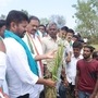 సీఎం కేసీఆర్ రైతు హంతకుడని అన్నారు రేవంత్ రెడ్డి. కాంగ్రెస్ అధికారంలో ఉన్నప్పుడు తడిసిన ధాన్యాన్ని కొనుగోలు చేసిందని గుర్తు చేశారు. వడగళ్ల వానతో రైతులు పూర్తిగా నష్టపోయారని... ఈ పరిసర ప్రాంతాల్లో వెయ్యి ఎకరాల్లో పంట నష్టం జరిగిందన్నారు. పంట నష్టం అంచనా వేసి.. ఎకరాకు 20వేలు నష్టపరిహారం ఇవ్వాలని డిమాండ్ చేశారు. <p>సీఎం కేసీఆర్ రైతు హంతకుడని అన్నారు రేవంత్ రెడ్డి. కాంగ్రెస్ అధికారంలో ఉన్నప్పుడు తడిసిన ధాన్యాన్ని కొనుగోలు చేసిందని గుర్తు చేశారు. వడగళ్ల వానతో రైతులు పూర్తిగా నష్టపోయారని... ఈ పరిసర ప్రాంతాల్లో వెయ్యి ఎకరాల్లో పంట నష్టం జరిగిందన్నారు. పంట నష్టం అంచనా వేసి.. ఎకరాకు 20వేలు నష్టపరిహారం ఇవ్వాలని డిమాండ్ చేశారు. </p>