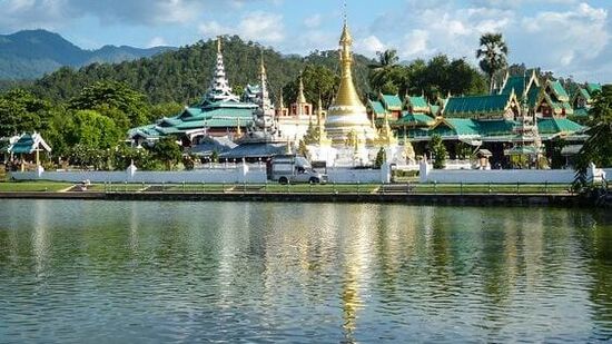Crocodile Temple, Thailand: థాయిలాండ్ లోని ఈ ఆలయంలో మొసలిని పూజిస్తారు. చైనా టౌన్ కు అత్యంత సమీపంలో ఈ ఆలయం ఉంది. దీన్ని స్థానికంగా Wat Chong Kham ఆలయంగా పిలుస్తారు. ఇక్కడి సరస్సులో పెద్ద సంఖ్యలో మొసళ్లు ఉంటాయి. ఇక్కడి మొసళ్లు శాంతమూర్తులు.&nbsp;