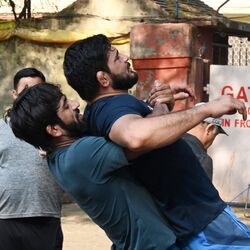 <p>నిరసన కేంద్రం వద్దనే రెజ్లింగ్ ప్రాక్టీస్ చేస్తున్న రెజ్లర్ బజరంగ్ పూనియా.</p>