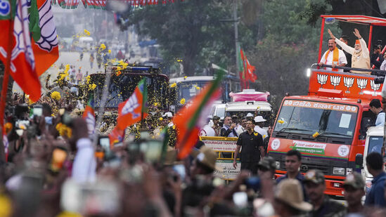 బెంగళూరు రోడ్ షోలో బీజేపీ కార్యకర్తలు, అభిమానులకు అభివాదం చేస్తున్న ప్రధాని మోదీ