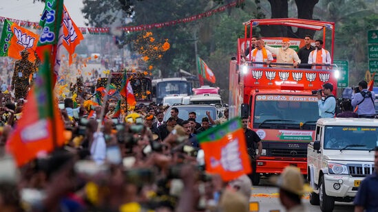 కర్నాటక ఎన్నికల ప్రచారంలో భాగంగా బెంగళూరులో రోడ్ షోలో పాల్గొన్న ప్రధాని మోదీ