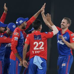 <p>చివరి ఓవర్లో గుజరాత్ గెలుపునకు 12 పరుగులు అవసరం కాగా.. ఇషాంత్ శర్మ 6 పరుగులే ఇచ్చాడు. అంతేకాకుండా రాహుల్ తెవాటియా వికెట్ కూడా తీశాడు.&nbsp;</p>