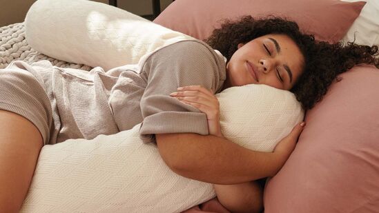 మీరు హాయిగా నిద్రపోవాలనుకుంటున్నారా? అప్పుడు సైడ్ దిండుతో పడుకోండి. త్వరగా నిద్రపడుతుంది. మీరు హాయిగా నిద్రపోవాలనుకుంటున్నారా? అప్పుడు సైడ్ దిండుతో పడుకోండి. త్వరగా నిద్రపడుతుంది. 