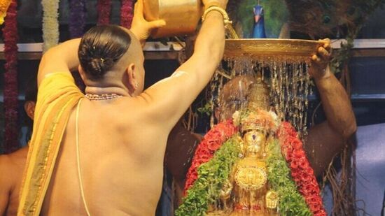 వసంతోత్సవాల్లో భాగంగా ఉదయం సుప్రభాతంతో అమ్మవారిని మేల్కొలిపి సహస్రనామార్చన నిర్వహించారు. మధ్యాహ్నం 2.30 గంటలకు అమ్మవారి ఉత్సవర్లను ఆలయం నుండి శుక్రవారపు తోటకు ఊరేగింపుగా తీసుకెళ్లారు. 2.30 నుండి 4.30 గంటల వరకు స్నపన తిరుమంజనం నిర్వహించారు.