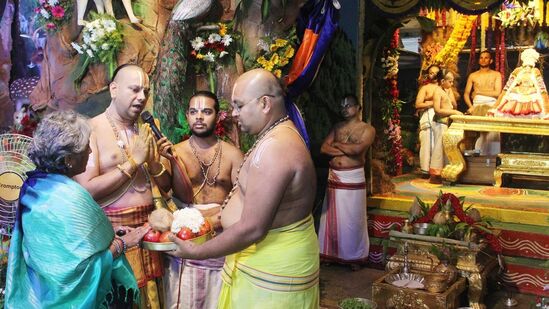 రాత్రి 7.30 నుంచి 8.30 గంటల వరకు అమ్మవారు ఆలయ నాలుగు మాడ వీధుల్లో ఊరేగించారు. ఈ కార్యక్రమంలో ఆలయ డిప్యూటీ ఈవో గోవింద రాజన్, ఏఈవో ప్రభాకర్ రెడ్డి, అర్చకులు బాబుస్వామి, సూప‌రింటెండెంట్ శ్రీ శేష‌గిరితో పాటు పలువురు అధికారులు పాల్గొన్నారు.