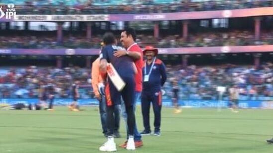 గురువు కాళ్లకు నమస్కరించిన కోహ్లీ