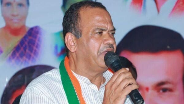 MP Komatireddy : సీఎం రేసులో నేను లేను, పొంగులేటి, జూపల్లి కాంగ్రెస్ గూటికే - కోమటిరెడ్డి సంచలన వ్యాఖ్యలు