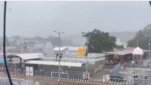 Tirumala : తిరుమలలో భారీ వర్షం... మరోవైపు కిలోమీటర్ల మేర భక్తుల రద్దీ