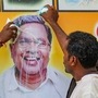 సిద్దరామయ్యకు పాలాభిషేకం చేస్తున్న పార్టీ శ్రేణులు