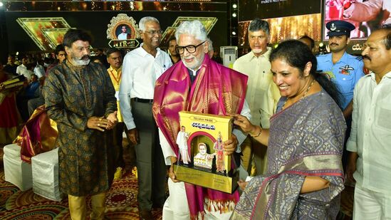 ఎన్టీఆర్‌ అద్భుత నటుడన్నారు మాజీ ఎంపీ మురళీ మోహన్. తనని ఎన్టీఆర్‌ తమ్ముడనే పిలిచేవారని గుర్తు చేసుకున్నారు. ఎన్టీఆర్ కు కేంద్రం వెంటనే భారతరత్నను ప్రకటించాలని కోరారు.
