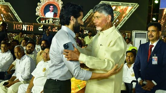 &nbsp;ఈ కార్యక్రమానికి హాజరైన అక్కినేని నాగచైత్యన్య… &nbsp;కార్యక్రమానికి ఆహ్వానించినందుకు బాలకృష్ణకు కృతజ్ఞతలు తెలిపారు. నందమూరి తారక రామారావు గారు నటన, అందం, వాత్సల్యం గురించి తాను ప్రత్యేకంగా చెప్పనవసరం లేదన్నారు. రాముడు, శ్రీకృషుణుడు గురించి ఎవరన్నా మాట్లాడితే తనకు ముందు గుర్తుకు వచ్చే పేరు ఎన్టీఆర్ అని చెప్పుకొచ్చారు. మా ఇంట్లో తాతగారు(ఎఎన్ఆర్) ఎన్టీఆర్ గురించి ఎప్పుడు మాట్లాడినా ఎంతో గౌరవంగా మాట్లాడేవారని చెప్పారు.