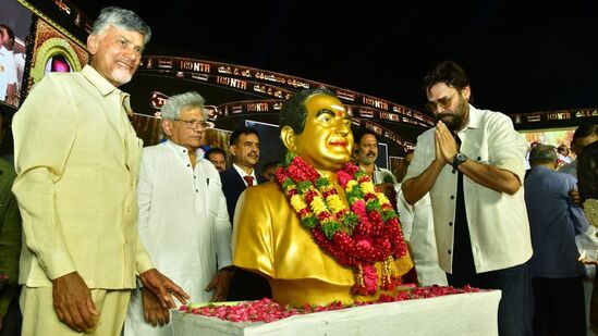 ఎన్టీఆర్ విగ్రహానికి పూలమాల వేసి నివాళులు అర్పించారు హీరో విక్టరీ వెంకటేశ్. ఈ సందర్భంగా మాట్లాడిన ఆయన.. కళాకారుడిగా సినిమా పరిశ్రమకు, తెలుగు జాతికి ఆయన ఎంతో చేశారని కొనియాడారు. వందేళ్లు గడిచినా ఆయన పేరు మారుమోగుతోందంటే తెలుగు వాడిగా గర్వపడుతున్నానని వ్యాఖ్యానించారు.