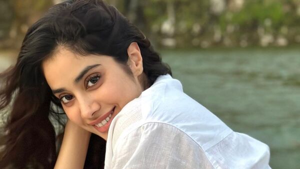 Janhvi Kapoor Hot Pics: ఈ లేటెస్ట్ ఫొటోషూట్ ను జాన్వీ తన ఇన్‌స్టాగ్రామ్‌లో షేర్ చేసింది. సింపుల్‌గా ఓ ఎమోజీతో ఆమె ఈ ఫొటోలను అభిమానులతో పంచుకుంది.
