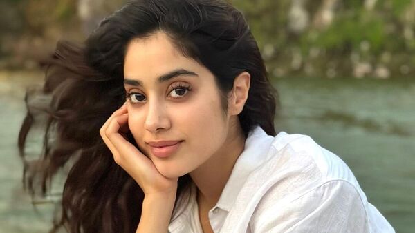 Janhvi Kapoor Hot Pics: జాన్వీకి బాలీవుడ్ కంటే ప్రస్తుతం టాలీవుడ్ నుంచే ఎక్కువ అవకాశాలు వస్తుండటం విశేషం.