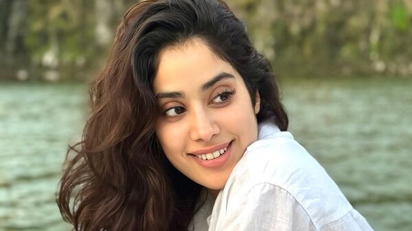 Janhvi Kapoor Hot Pics: క్యూట్ స్మైల్ తో జాన్వీ ఈ ఫొటోల్లో చాలా అందంగా కనిపించింది.