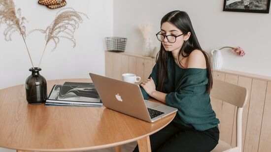 IBM Cybersecurity Analyst Professional Certificate - కోర్స్ ఎరా (Coursera) లో అందుబాటులో ఉన్న కోర్స్ ఇది. సైబర్ సెక్యూరిటీ టూల్స్ పై అవగాహన, స్పెషలైజేషన్ కోరుకునే వారికి ఇది బెస్ట్ ఆప్షన్. ఈ కోర్సులో భాగంగా విద్యార్థులు ఇందులో నిజమైన కేస్ స్టడీస్ ను అధ్యయనం చేస్తారు.